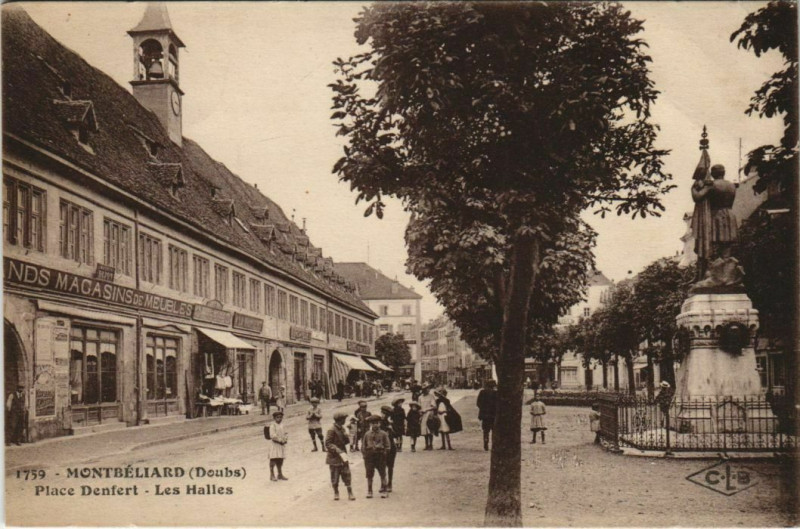 Carte postale ancienne Montbeliard Place Denfert, Les Halles France à Montbéliard