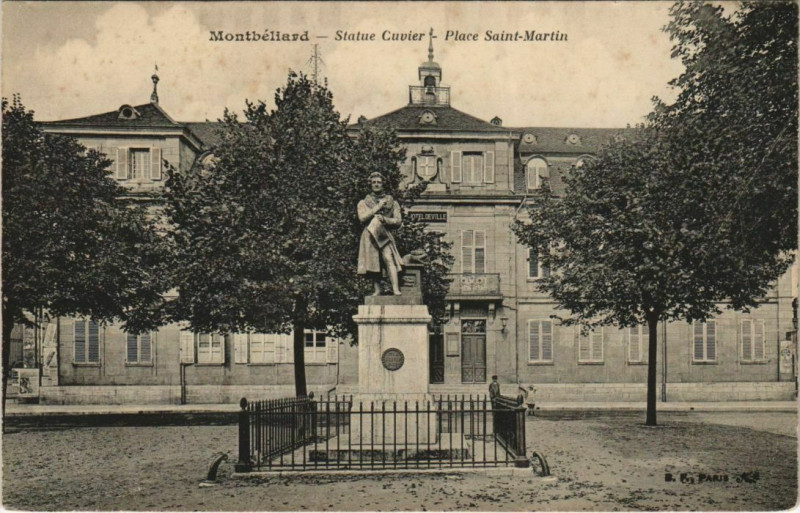 Carte postale ancienne Montbeliard Statue Cuvier ,Place Saint-Martin France à Montbéliard