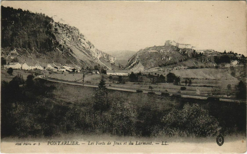 Carte postale ancienne Pontalier Les Forts de Joux et du Larmont France