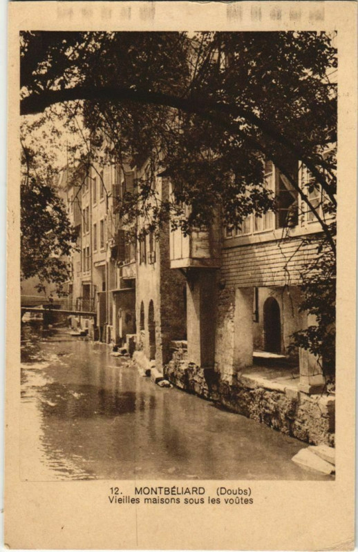 Carte postale ancienne Montbeliard Vieilles maisons sous les voutes France à Montbéliard