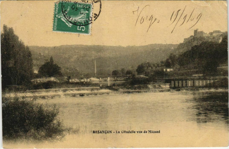 Carte postale ancienne Besancon La Citadelle vue de Micaud France à Besançon
