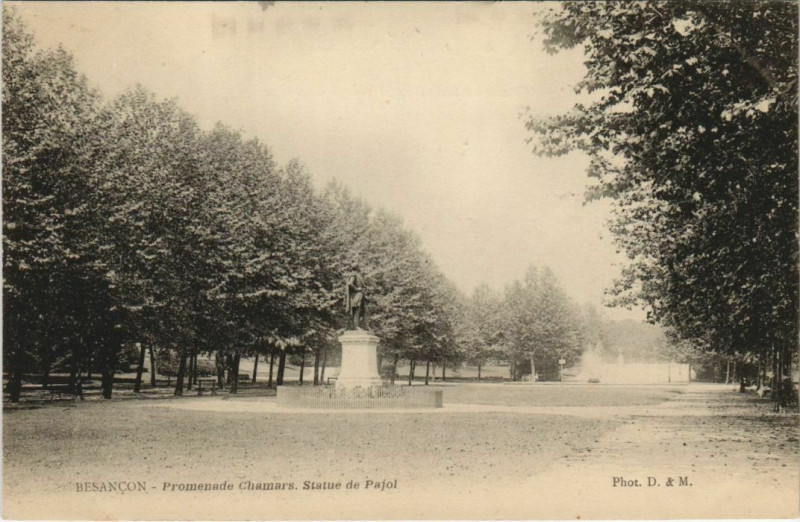 Carte postale ancienne Besancon Promenade Chamars ,Statue de Pajol France à Besançon