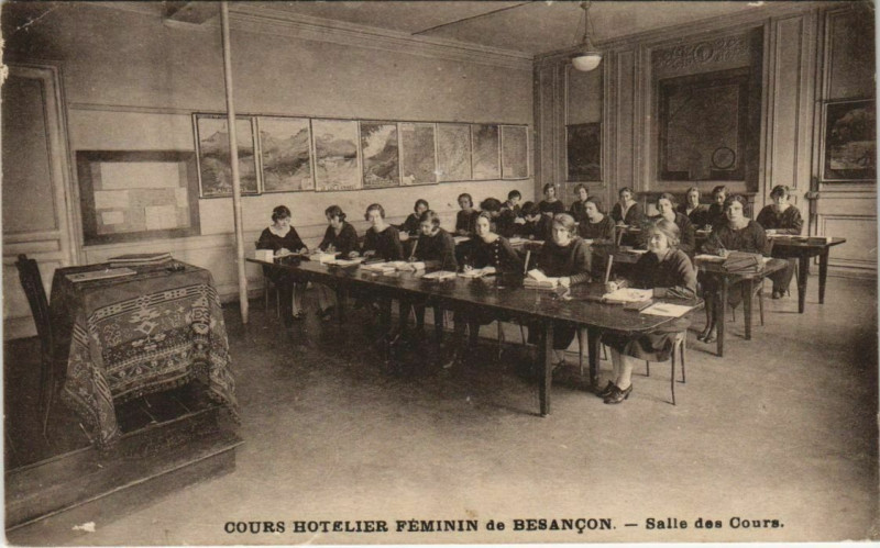 Carte postale ancienne Besancon Cours Hotelier Feminin ,Salle des Cours France à Besançon