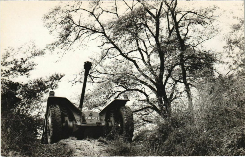 Carte postale ancienne Besancon E.B.R. En tour terrain France à Besançon