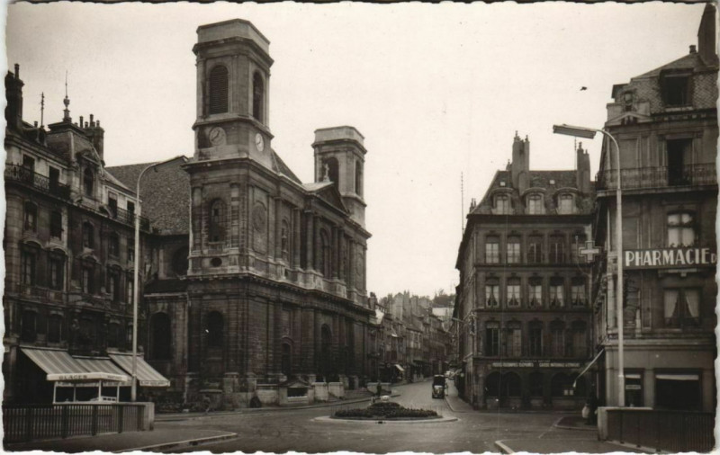 Carte postale ancienne Besancon Eglise et la Rue de Madeleine France à Besançon
