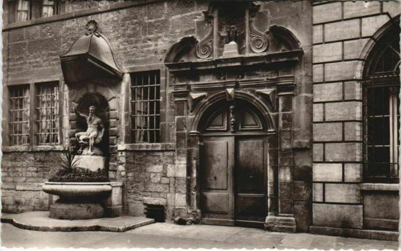Carte postale ancienne Besancon Fontaine des Carmes France à Besançon