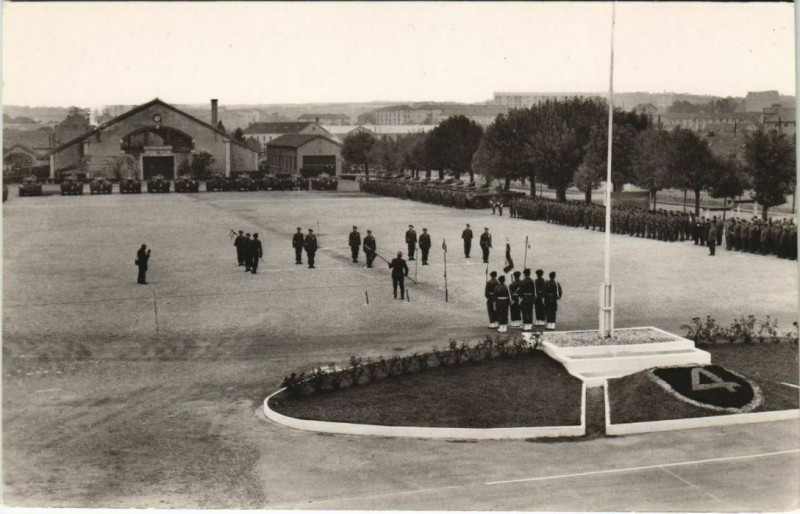 Carte postale ancienne Besancon Cour d'Honneur et Prise d'Armes France à Besançon
