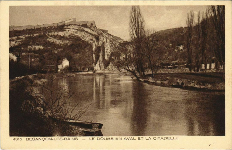 Carte postale ancienne Besancon Le Doubs en aval et la Citadelle France à Besançon