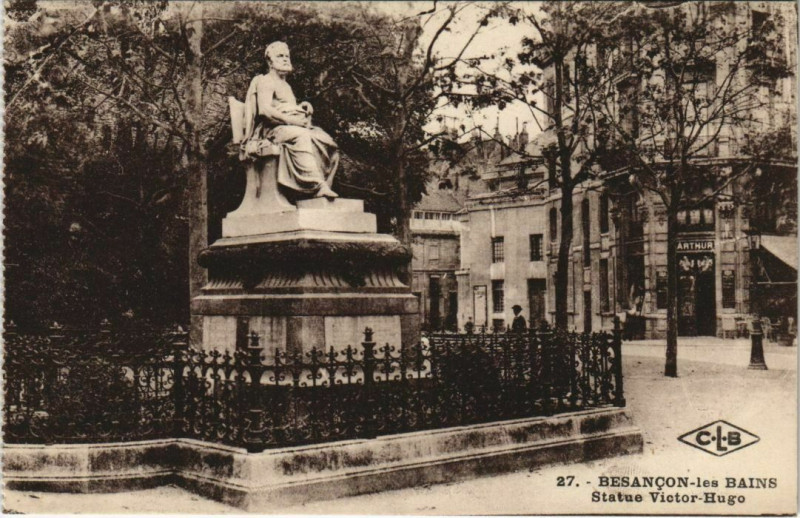 Carte postale ancienne Besancon Statue Victor Hugo France à Besançon