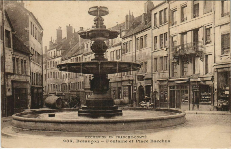Carte postale ancienne Besancon Fontaine et Place Bacchus France à Besançon