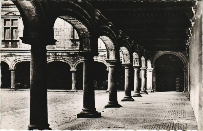 Carte postale ancienne Besancon Cour interieure du Palais Granvelle France à Besançon