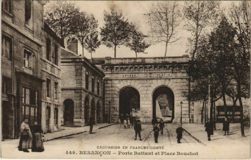 Carte postale ancienne Besancon Porte Battant et Place Bouchot France à Besançon