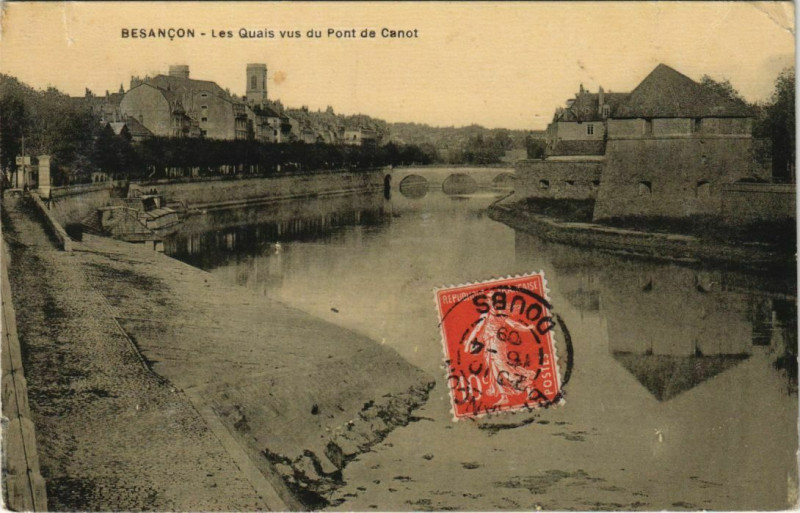 Carte postale ancienne Besancon Les Quais vus du Pont de Canot France à Besançon