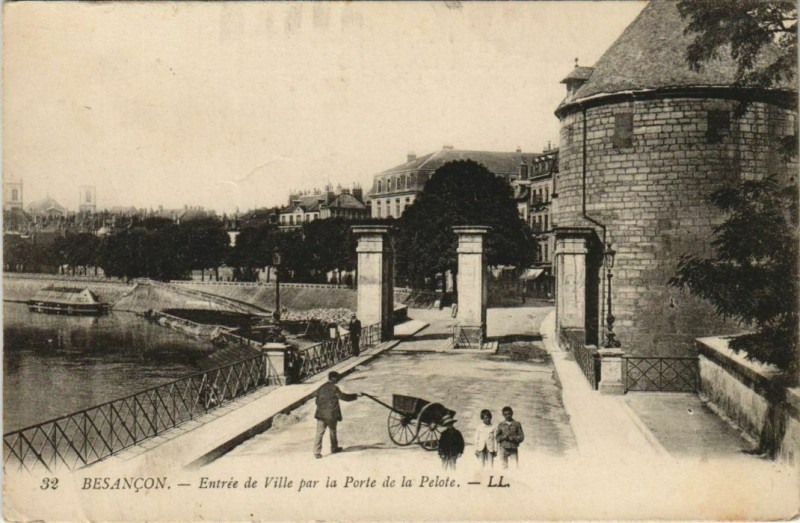 Carte postale ancienne Besancon Entree de Ville par la Porte de la Pelote France à Besançon