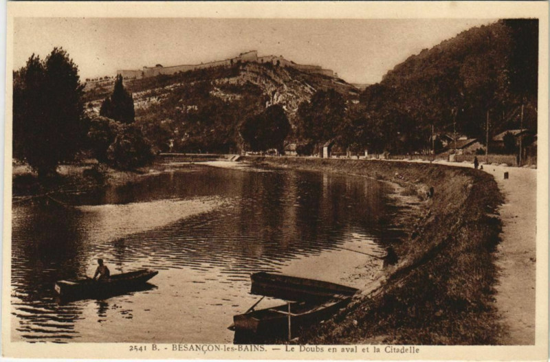 Carte postale ancienne Besancon Le Doubs en aval et la Citadelle France à Besançon