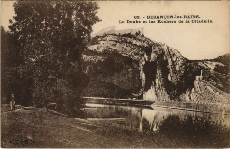 Carte postale ancienne Besancon Le Doubs et les Rochers de la Citadelle France à Besançon