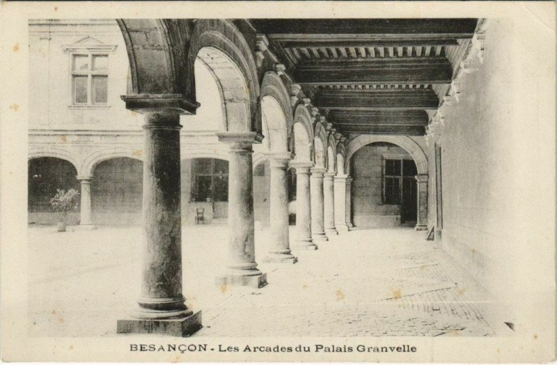 Carte postale ancienne Besancon Les Arcades du Palais Granvelle France à Besançon