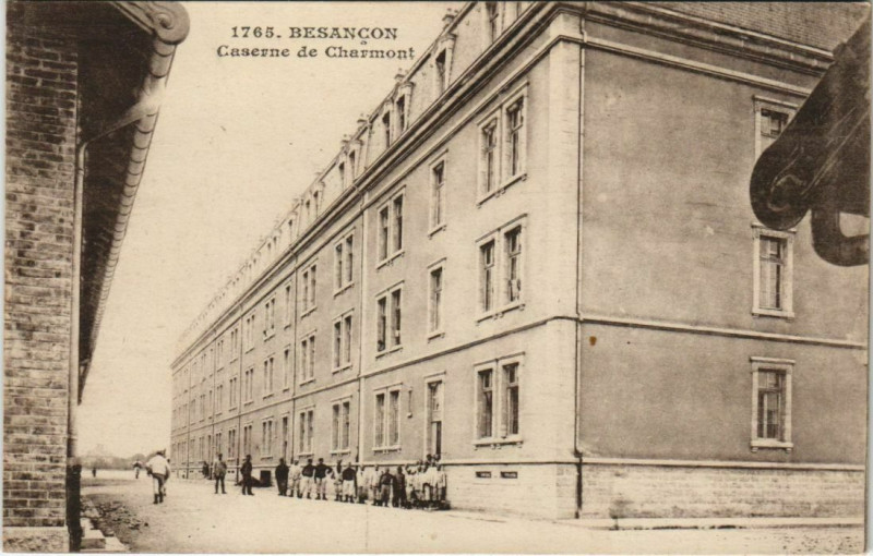 Carte postale ancienne Besancon Caserne de Charmont France à Besançon