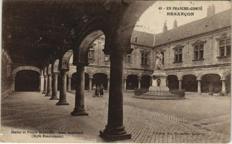 Carte postale ancienne Besancon Statue et Palais Granvelle France à Besançon