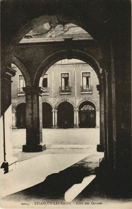 Carte postale ancienne Besancon Cour de Carmes France à Besançon