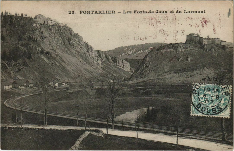 Carte postale ancienne Pontarlier - Forts du Joux et du Larmont à Pontarlier
