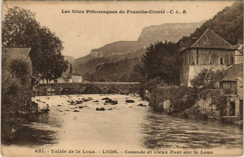 Carte postale ancienne Lods - Cascade et vieux Pont sur la Loue à Lods