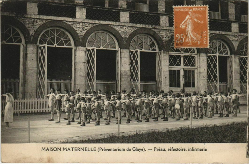 Carte postale ancienne Maison Maternelle - Préau réfectoire infirmerie