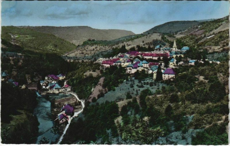 Carte postale ancienne Mouthier-Haute-Pierre - La vue générale et la Loue à Mouthier-Haute-Pierre