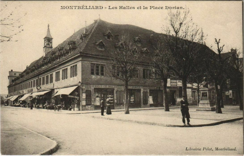 Carte postale ancienne Montbeliard - Les Halles et la Place Dorian à Montbéliard