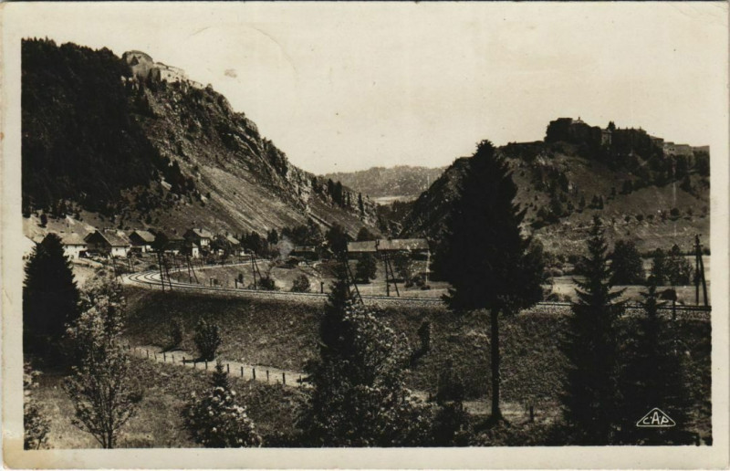 Carte postale ancienne Environs de Pontarlier Forts de Joux et du Larmont à Pontarlier
