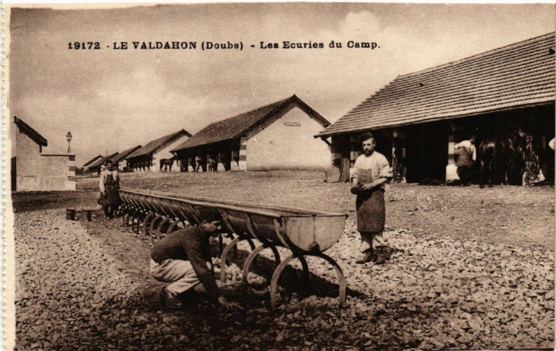 Carte postale ancienne Valdahon - Le Valdahon - Les Ecuries du Camp à Valdahon