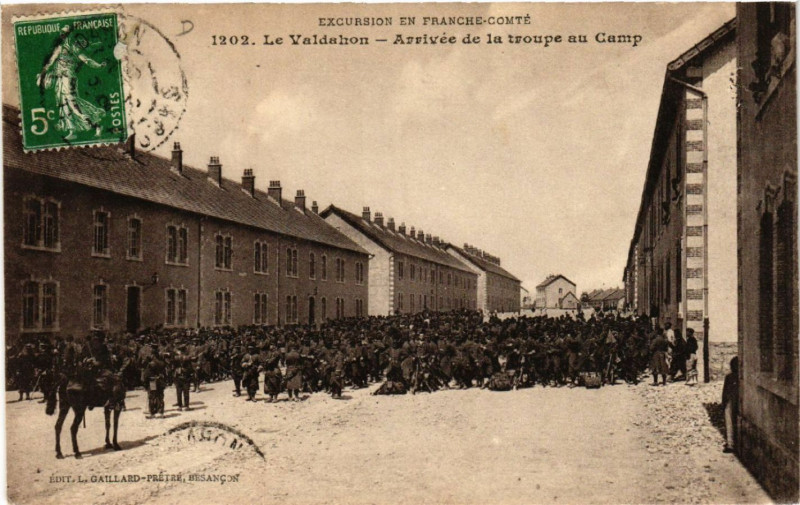 Carte postale ancienne Valdahon - Le Valdahon - Arrivée de la Troupe au Camp à Valdahon