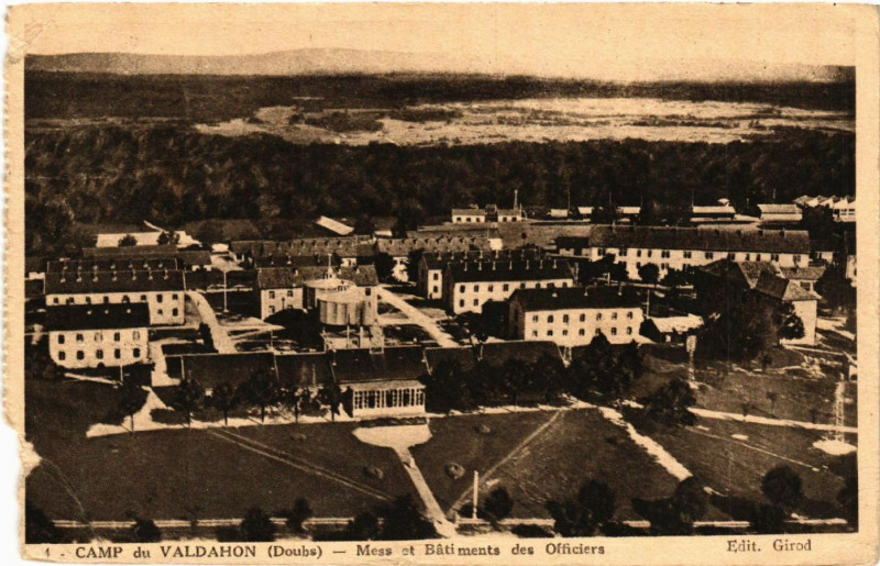 Carte postale ancienne Valdahon - Camp du Valdahon - Mess et Batiments des Officiers à Valdahon