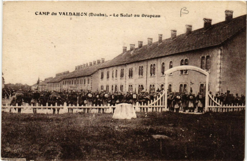 Carte postale ancienne Valdahon - Camp du Valdahon - Le Salut au Drapeau à Valdahon