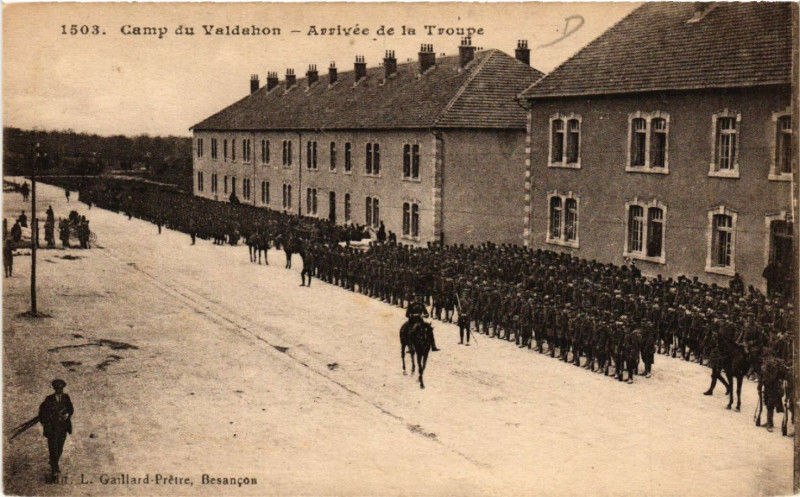Carte postale ancienne Valdahon - Camp du Valdahon - Arrivée de la Troupe à Valdahon