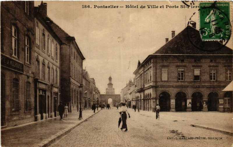 Carte postale ancienne Pontarlier - Hotel de Ville et Porte Saint-Pierre à Pontarlier