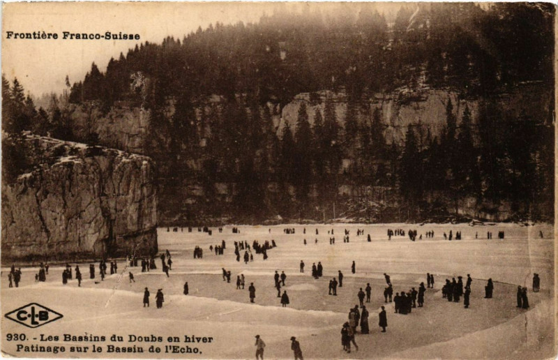 Carte postale ancienne Les Bassins du Doubs en Hiver - Patinage sur le Bassin de l'Echo à Doubs