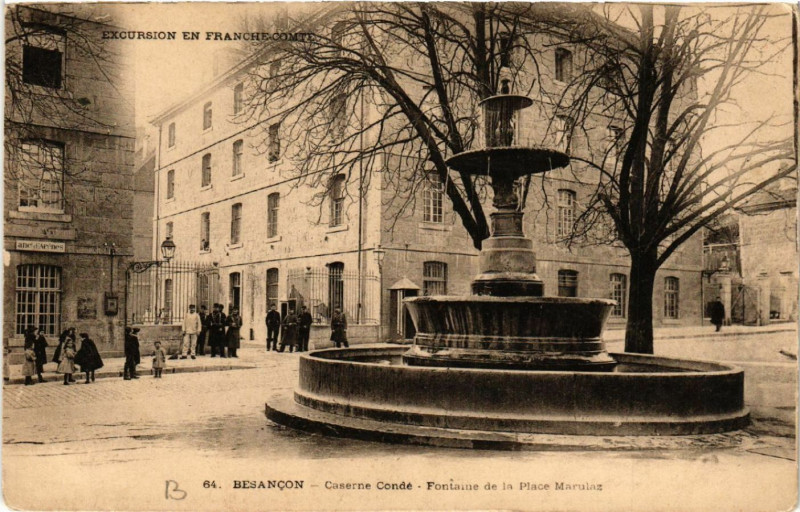 Carte postale ancienne Besancon - Caserne Conde - Fontaine de la Place Marulaz à Besançon