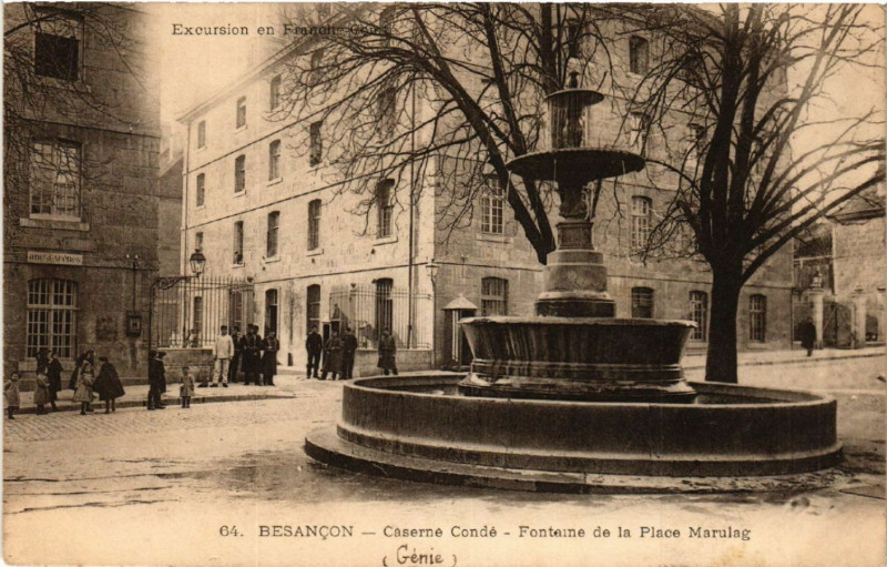 Carte postale ancienne Besancon - Caserne Conde - Fontaine de la Place Marulaz à Besançon