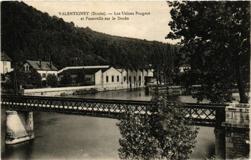 Carte postale ancienne Valentigney - Les Usines Peugeot et Passerelle sur le Doubs à Valentigney