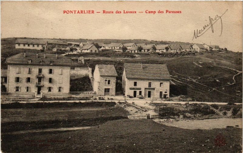 Carte postale ancienne Pontarlier - Route des Lavaux - Camp des Pareuses à Pontarlier