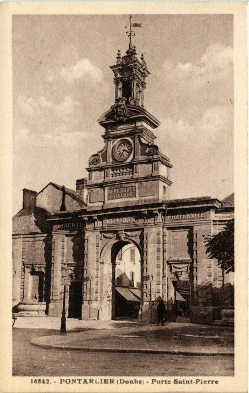 Carte postale ancienne Pontarlier - Porte Saint-Pierre à Pontarlier