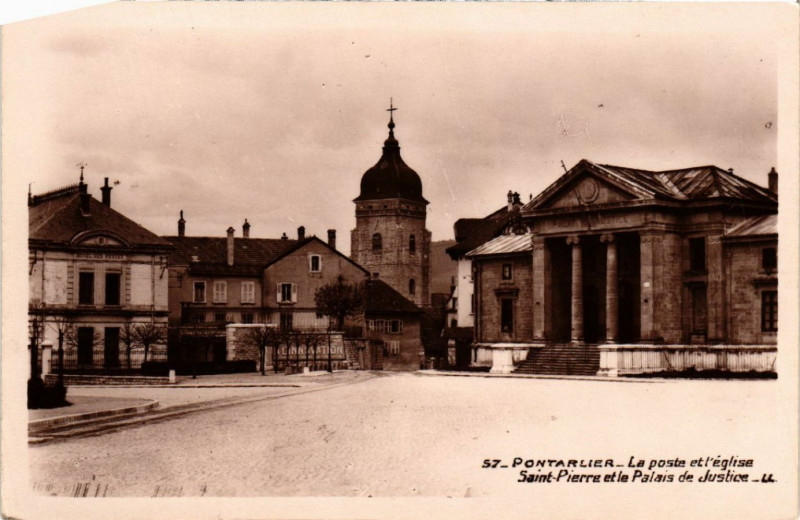 Carte postale ancienne Pontarlier - La Poste et l'Eglise Saint-Pierre - Palais de Justice à Pontarlier