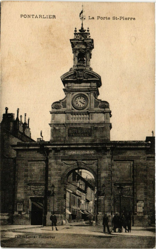 Carte postale ancienne Pontarlier - La Porte Saint-Pierre à Pontarlier