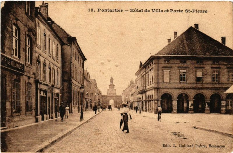 Carte postale ancienne Pontarlier - Hotel de Ville et Porte Saint-Pierre à Pontarlier