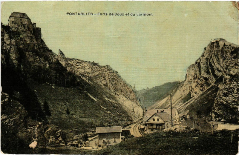 Carte postale ancienne Pontarlier - Forts de Joux et du Larmont à Pontarlier
