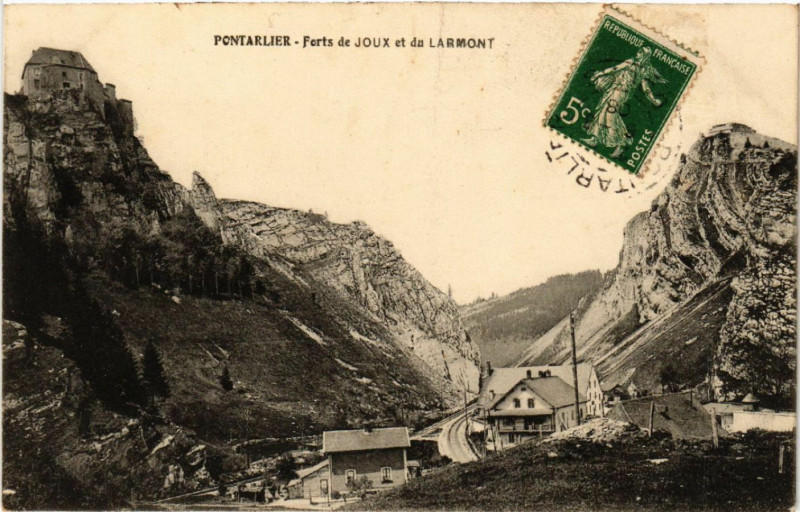 Carte postale ancienne Pontarlier - Forts de Joux et du Larmont à Pontarlier