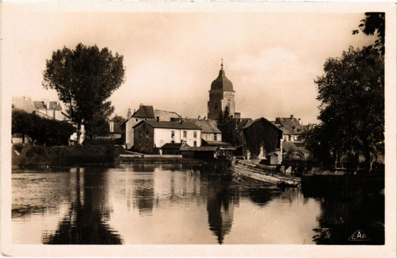 Carte postale ancienne Pontarlier - Au bord du Doubs à Pontarlier