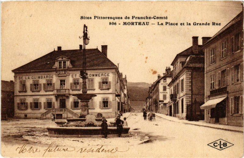 Carte postale ancienne Morteau - La Place et la Grande Rue à Morteau