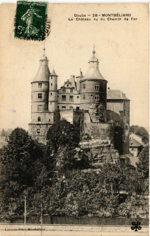 Carte postale ancienne Montbeliard - Le Chateau vu de Chemin de Fer à Montbéliard